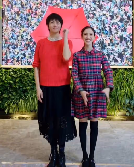 梁詠琪母女穿親子裝拍視頻!7歲愛女長腿矚目,被指撞臉港姐冠軍