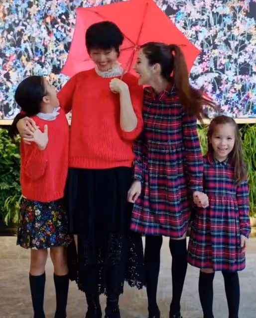 梁詠琪母女穿親子裝拍視頻!7歲愛女長腿矚目,被指撞臉港姐冠軍