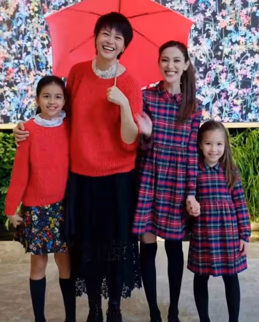 梁詠琪母女穿親子裝拍視頻!7歲愛女長腿矚目,被指撞臉港姐冠軍