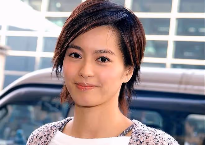 梁詠琪母女穿親子裝拍視頻!7歲愛女長腿矚目,被指撞臉港姐冠軍