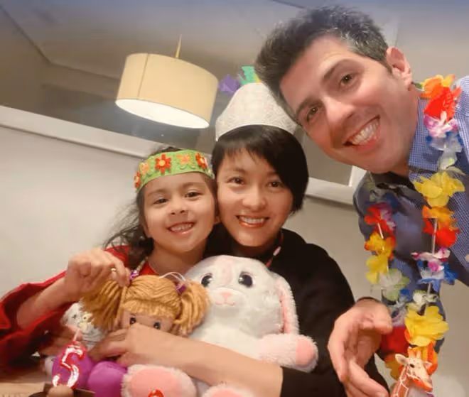 梁詠琪母女穿親子裝拍視頻!7歲愛女長腿矚目,被指撞臉港姐冠軍