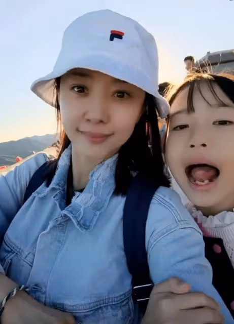 沙桐小12歲二婚妻子帶娃出遊!皮膚白皙似少女,11歲女兒可愛像爸