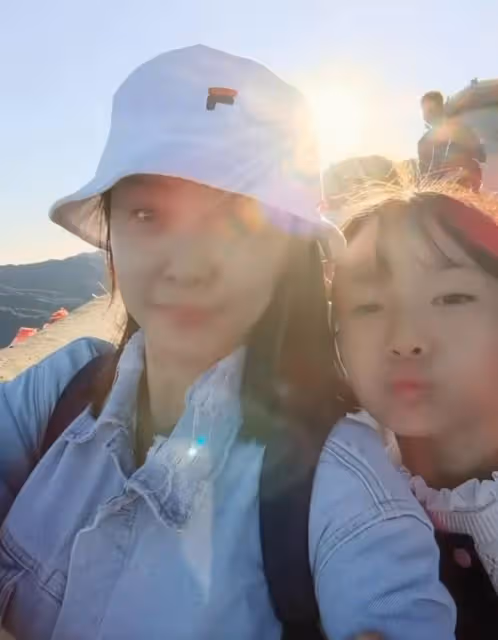 沙桐小12歲二婚妻子帶娃出遊!皮膚白皙似少女,11歲女兒可愛像爸