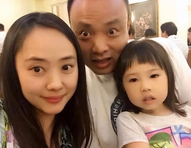 沙桐小12歲二婚妻子帶娃出遊!皮膚白皙似少女,11歲女兒可愛像爸
