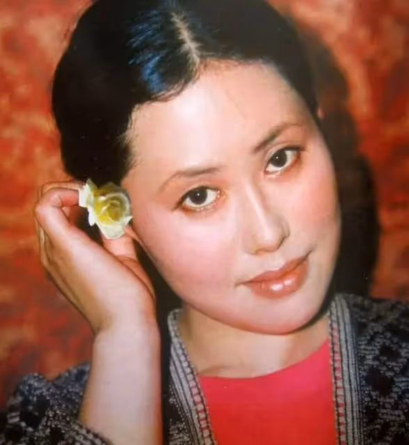 老戲骨斯琴高娃喪夫後罕露面，頭髮花白髮際線飆升，72歲獨居國外