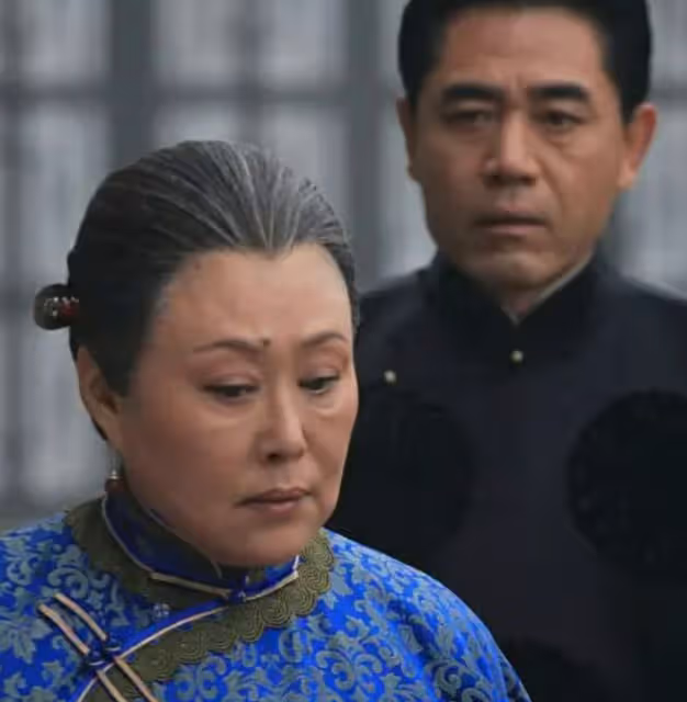 老戲骨斯琴高娃喪夫後罕露面，頭髮花白髮際線飆升，72歲獨居國外