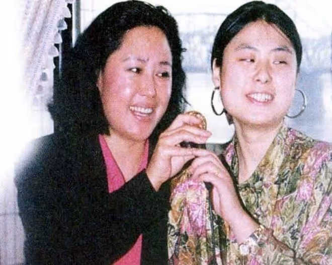 老戲骨斯琴高娃喪夫後罕露面，頭髮花白髮際線飆升，72歲獨居國外