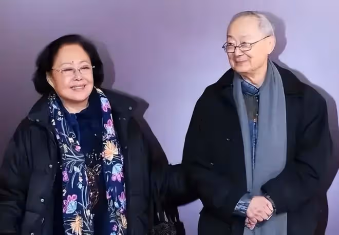 老戲骨斯琴高娃喪夫後罕露面，頭髮花白髮際線飆升，72歲獨居國外