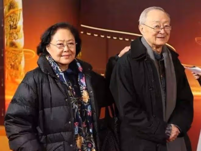 老戲骨斯琴高娃喪夫後罕露面,頭髮花白髮際線飆升,72歲獨居國外