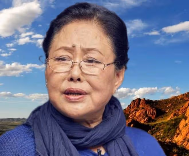 老戲骨斯琴高娃喪夫後罕露面,頭髮花白髮際線飆升,72歲獨居國外