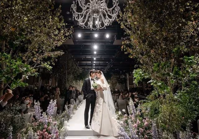 南宮珉陳雅凜婚禮公開!新郎親吻新娘畫面太美好啦,她感動落淚