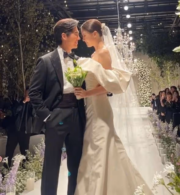 南宮珉陳雅凜婚禮公開!新郎親吻新娘畫面太美好啦,她感動落淚