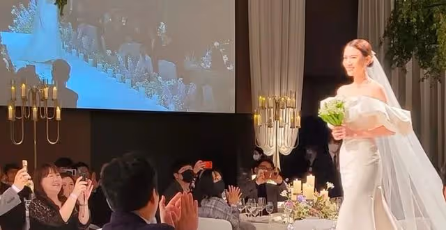 南宮珉陳雅凜婚禮公開!新郎親吻新娘畫面太美好啦,她感動落淚
