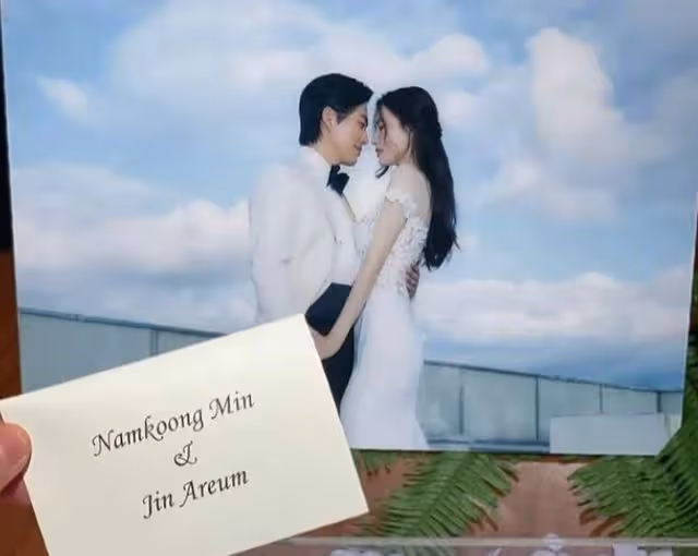 南宮珉陳雅凜婚禮公開!新郎親吻新娘畫面太美好啦,她感動落淚
