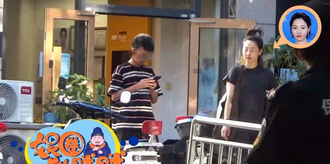 白百何帶14歲兒子逛街,元寶全程低頭玩手機,白百何表情略顯不悅