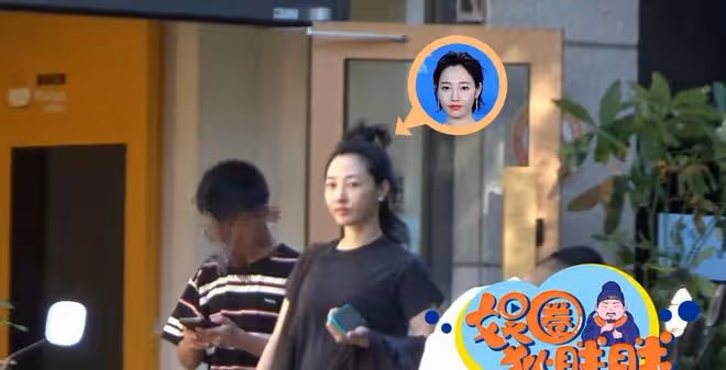白百何帶14歲兒子逛街,元寶全程低頭玩手機,白百何表情略顯不悅
