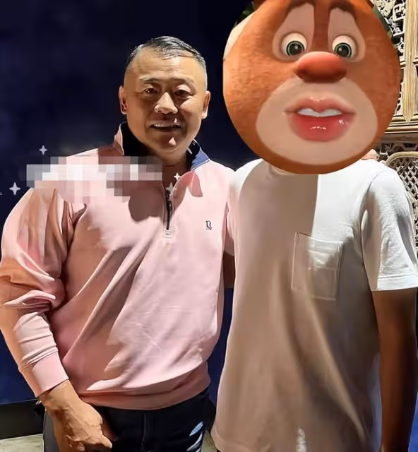 曝周立波移民美國太悠哉,胖到認不出頭髮快掉光,摟人合影沒架子