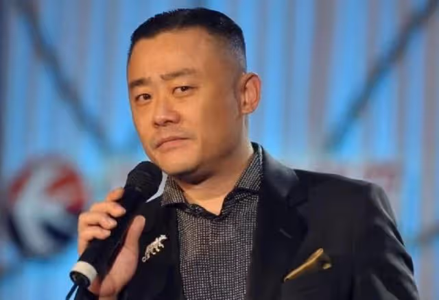 曝周立波移民美國太悠哉,胖到認不出頭髮快掉光,摟人合影沒架子