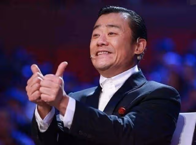 曝周立波移民美國太悠哉,胖到認不出頭髮快掉光,摟人合影沒架子