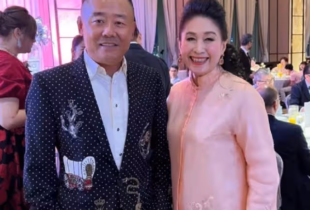曝周立波移民美國太悠哉,胖到認不出頭髮快掉光,摟人合影沒架子