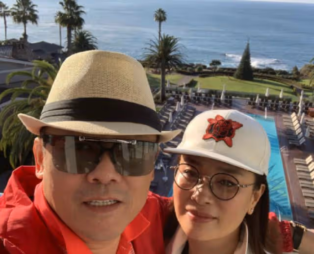 曝周立波移民美國太悠哉,胖到認不出頭髮快掉光,摟人合影沒架子