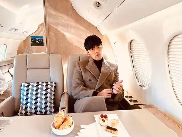 周杰倫乘坐私人飛機前往瑞士 網友評論太真實