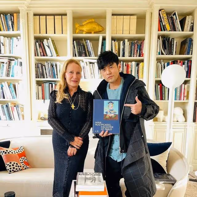 周杰倫乘坐私人飛機前往瑞士 網友評論太真實