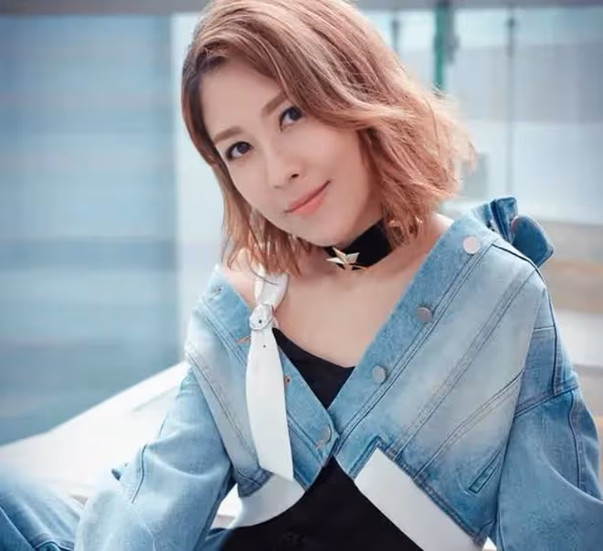 TVB長腿女神進軍美容業!發布會穿短裙秀身材,戴50萬名表顯闊氣