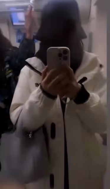 43歲陳喬恩北京坐地鐵出行,肚子大得撐衣服孕味足,頻自拍無人識