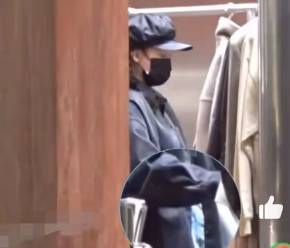 43歲陳喬恩北京坐地鐵出行,肚子大得撐衣服孕味足,頻自拍無人識