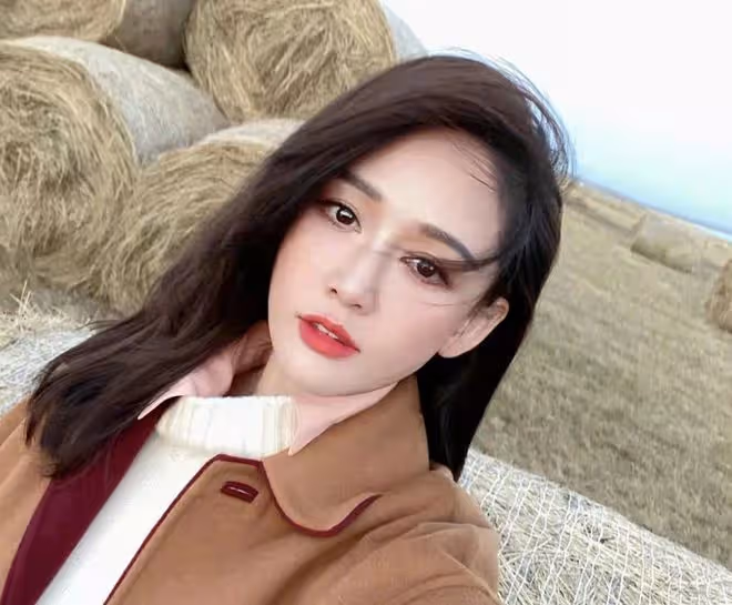 43歲陳喬恩北京坐地鐵出行，肚子大得撐衣服孕味足，頻自拍無人識