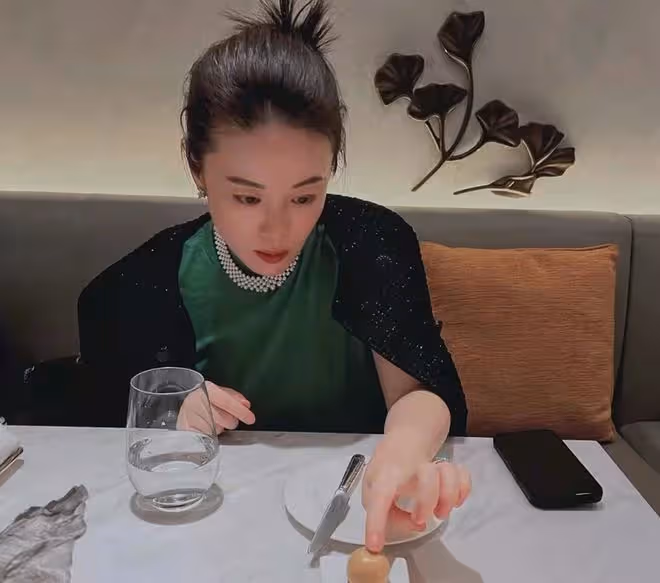段奕宏日籍嬌妻吃法餐用手抓,模樣大變似少女,穿5萬衣渾身珠寶