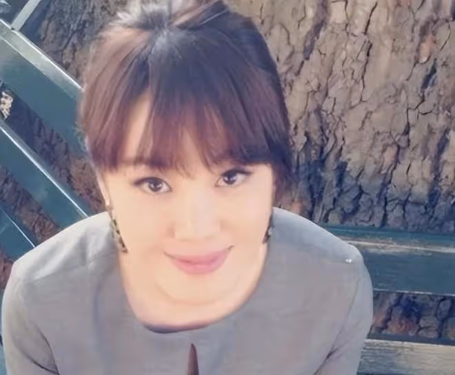 段奕宏日籍嬌妻吃法餐用手抓,模樣大變似少女,穿5萬衣渾身珠寶