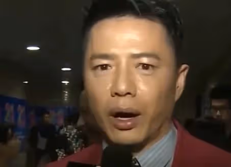 段奕宏日籍嬌妻吃法餐用手抓,模樣大變似少女,穿5萬衣渾身珠寶