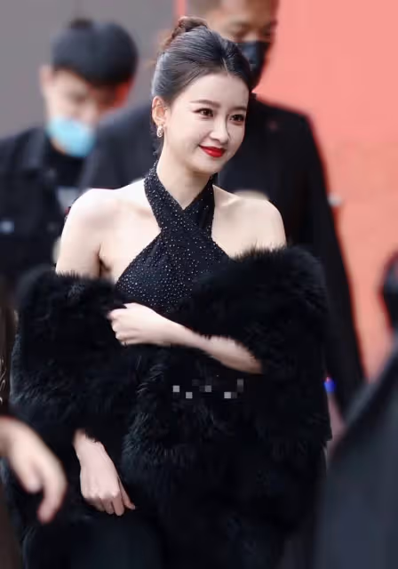 眾女星活動生圖:周冬雨戴55萬珠寶,孫怡露安全褲,童瑤深V性感