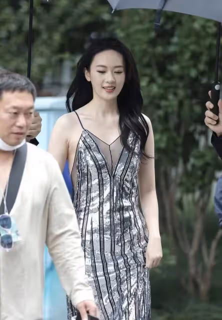 眾女星活動生圖:周冬雨戴55萬珠寶,孫怡露安全褲,童瑤深V性感