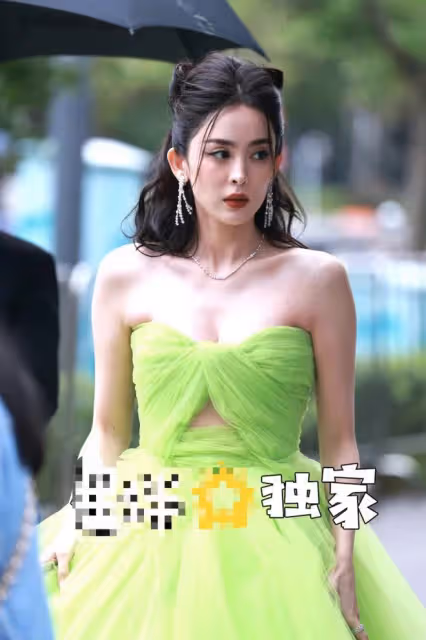 眾女星活動生圖:周冬雨戴55萬珠寶,孫怡露安全褲,童瑤深V性感