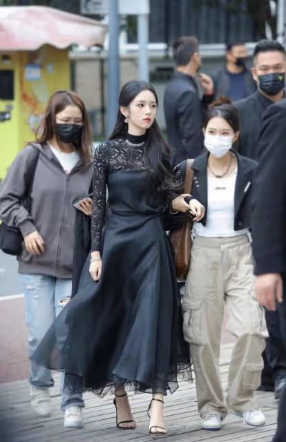 眾女星活動生圖:周冬雨戴55萬珠寶,孫怡露安全褲,童瑤深V性感