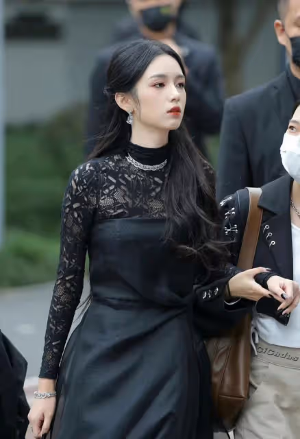 眾女星活動生圖:周冬雨戴55萬珠寶,孫怡露安全褲,童瑤深V性感