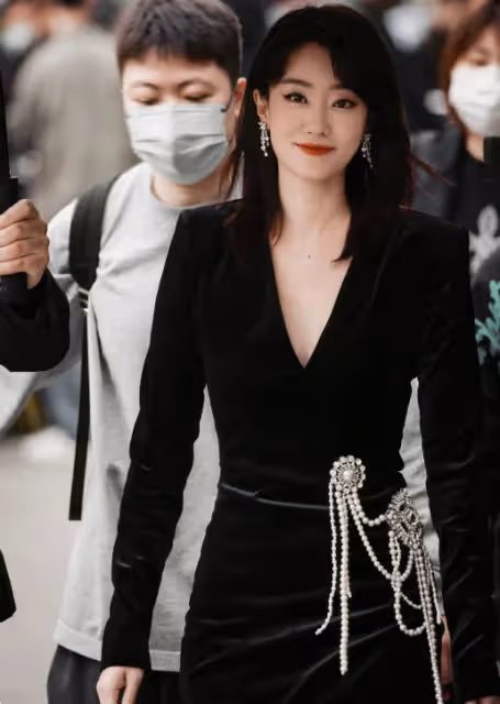 VOGUE女明星紅毯:孫怡豪放,周冬雨乾癟,娜扎擠出腋下贅肉