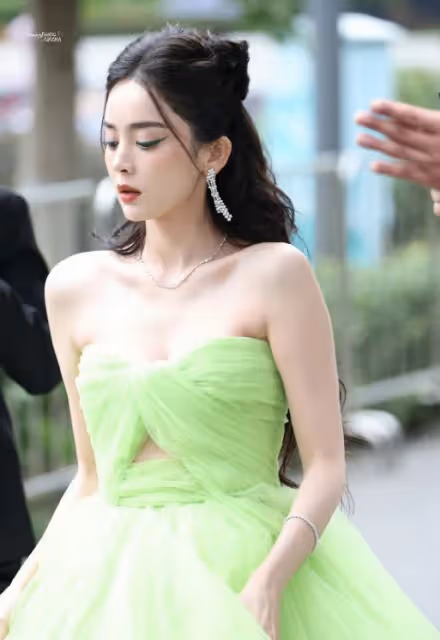 VOGUE女明星紅毯:孫怡豪放,周冬雨乾癟,娜扎擠出腋下贅肉