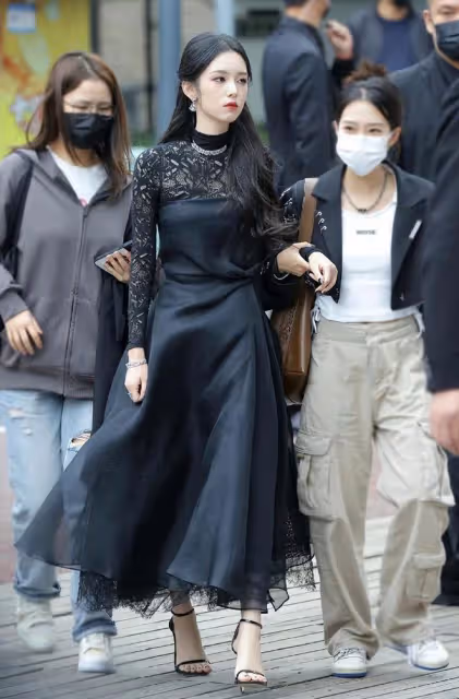 VOGUE女明星紅毯:孫怡豪放,周冬雨乾癟,娜扎擠出腋下贅肉