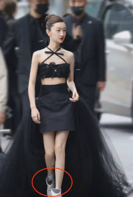 VOGUE女明星紅毯:孫怡豪放,周冬雨乾癟,娜扎擠出腋下贅肉