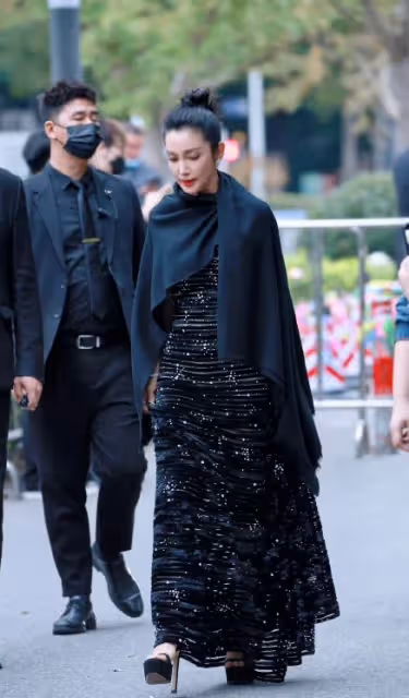 VOGUE女明星紅毯:孫怡豪放,周冬雨乾癟,娜扎擠出腋下贅肉