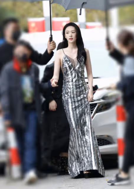 VOGUE女明星紅毯:孫怡豪放,周冬雨乾癟,娜扎擠出腋下贅肉
