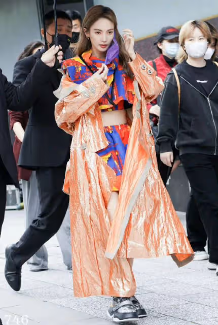 VOGUE女明星紅毯:孫怡豪放,周冬雨乾癟,娜扎擠出腋下贅肉