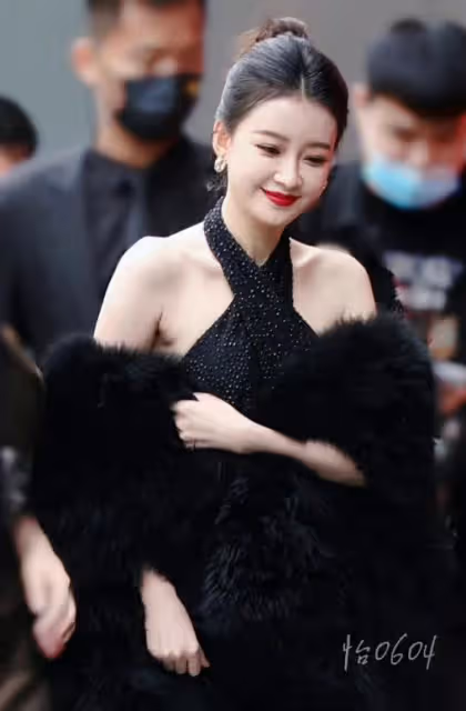 VOGUE女明星紅毯:孫怡豪放,周冬雨乾癟,娜扎擠出腋下贅肉