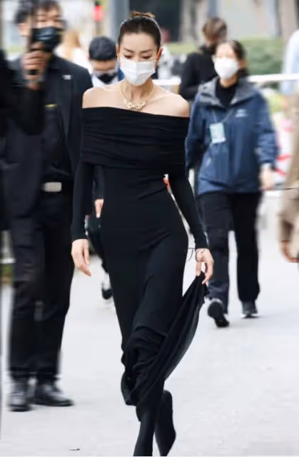 VOGUE女明星紅毯:孫怡豪放,周冬雨乾癟,娜扎擠出腋下贅肉