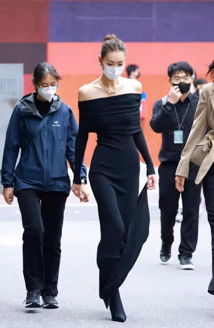 VOGUE女明星紅毯:孫怡豪放,周冬雨乾癟,娜扎擠出腋下贅肉