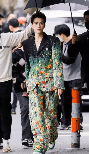 VOGUE女明星紅毯:孫怡豪放,周冬雨乾癟,娜扎擠出腋下贅肉